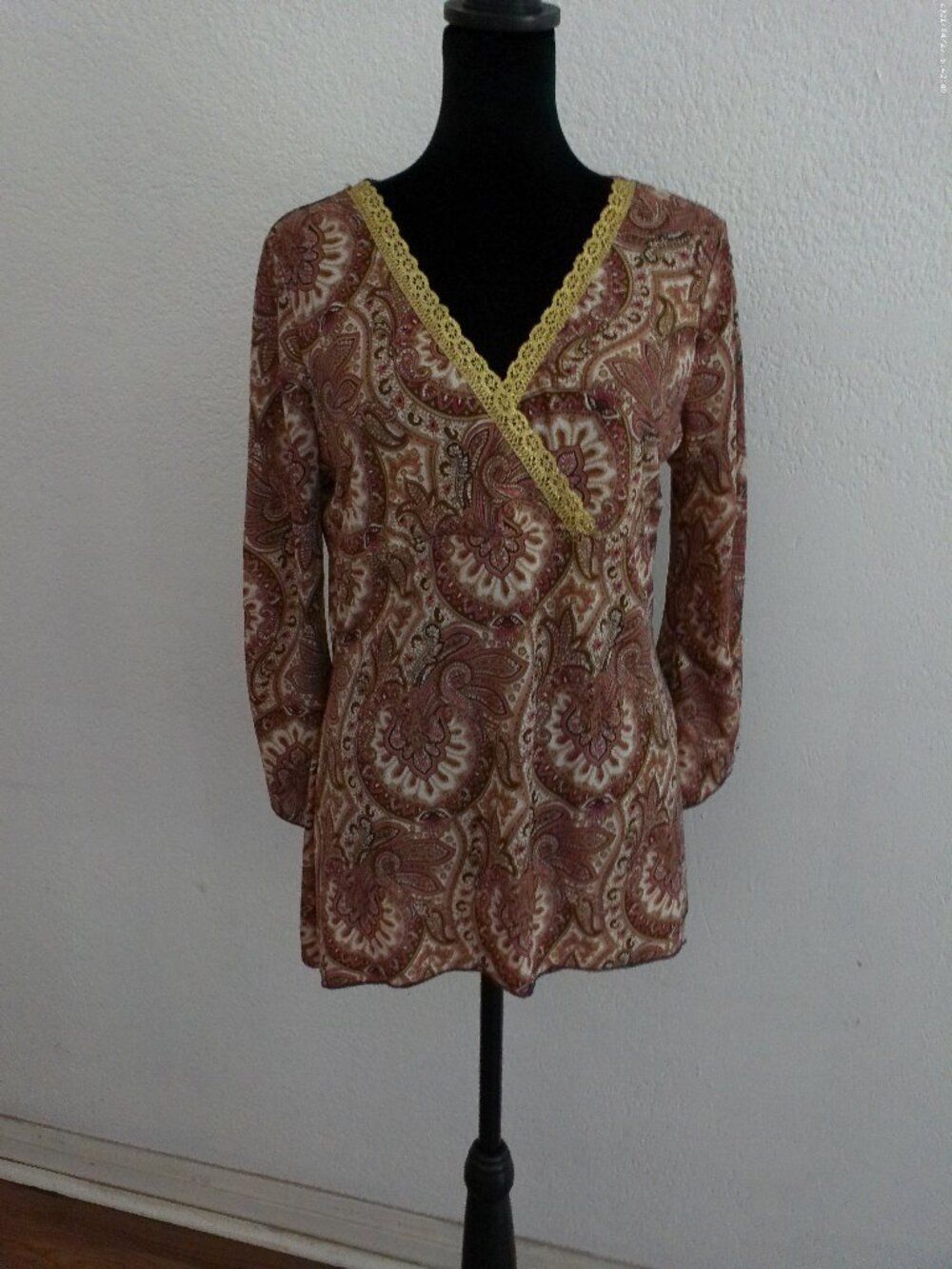 Degas, floral V-neck blouse, with golden color lace design